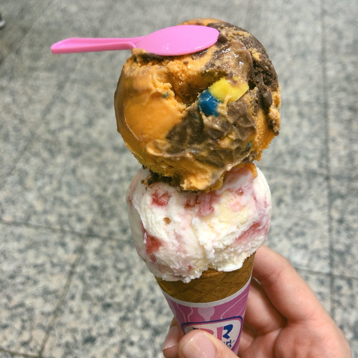 今日はこれから撮影です💪🏽❤︎
昨日ネイルを変えてきてその帰りに
今年初のサーティーワン🍨食べて
夜にケーキ🍰食べた笑
甘いものしか食べなかった（笑）🐱
自撮り撮り忘れた！🥺 https://t.co/fXItb1OUO0