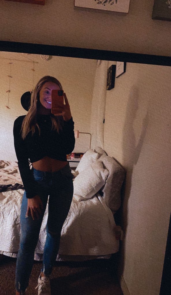 brookeellis1_'s tweet photo. smiles https://t.co/2sX1kLyY1C
