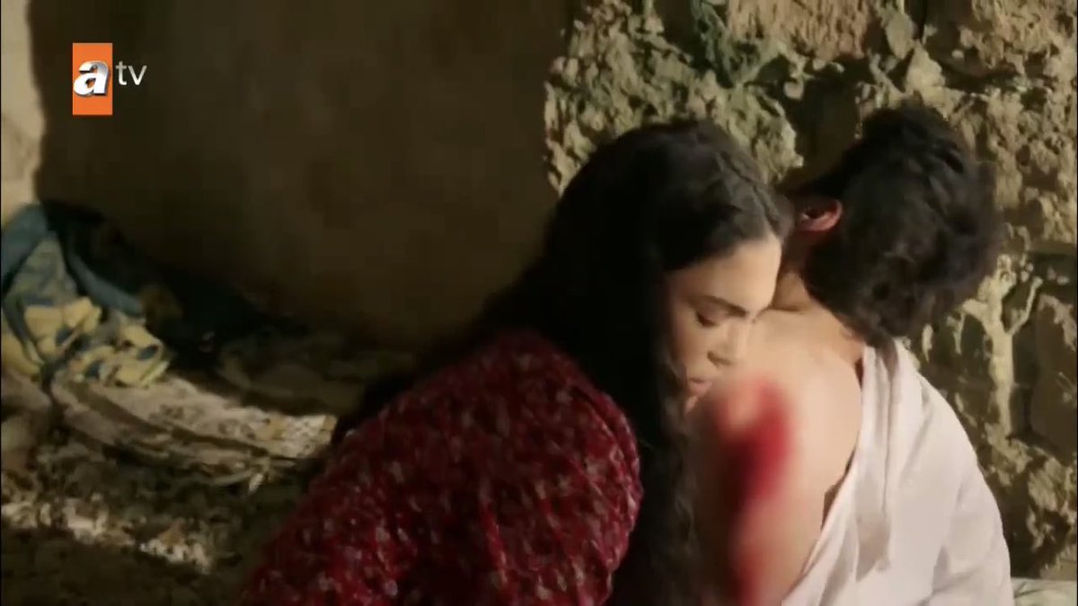 the kiss and the way she gently laid him down, her hand gently touching his face I NEED SEVRAL MOMENTS  #Hercai  #ReyMir