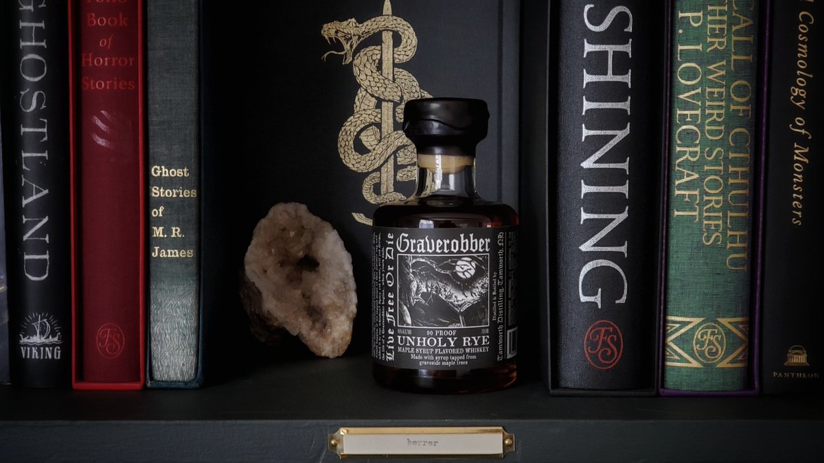 __mws__'s tweet photo. October weekend things 🥃📖 https://t.co/l57AV9NsHR