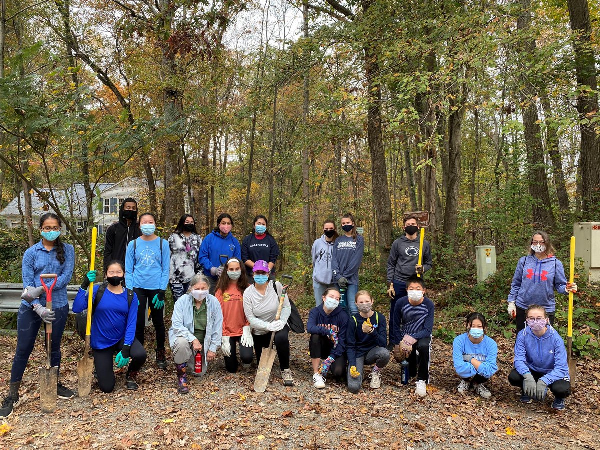 VolunteerFFX's tweet photo. Volunteers helped remove invasive species in order for local flora and fauna to thrive🍁🍀
Please continue posting yours and sharing with us what you did! We love seeing it and feeling like a community at work :)
#googconnectsus #VFest2020 #VolunteerFairfax https://t.co/q0QxTXX5H5