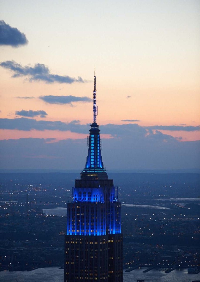 UN_PGA's tweet photo. Tonight, the @EmpireStateBldg is shining blue to celebrate #UNday 🇺🇳. On this special occasion we reflect on the essential role that the @UN has been playing for the past 75 years in improving people's lives around the world. #UN75. https://t.co/LTKJE3MceJ