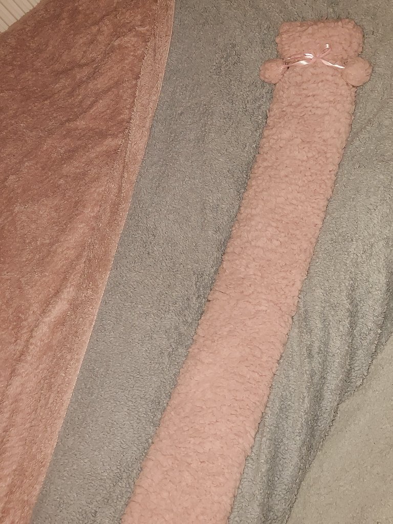 EndoAndMarie's tweet photo. Treated myself to a long hot bottle and have to say I REALLY recommend getting one!! Can wrap it around my stomach, back  shoulders etc its a godsend. My new must have winter item. Go get one   😍  #Fibromyalgia #Endometriosis #ChronicPain https://t.co/lh3s6Xg8vC