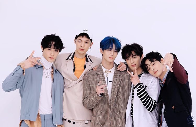 cix is a group under c9 entertainment made up of 5 members Lee byunggon Kim seunghun Kim yongheeBae jinyoungAnd yoon hyunsuk - they’ve been described as “a group of models who became idols” because of their amazing visuals and height ( their shorted member is 5’10)