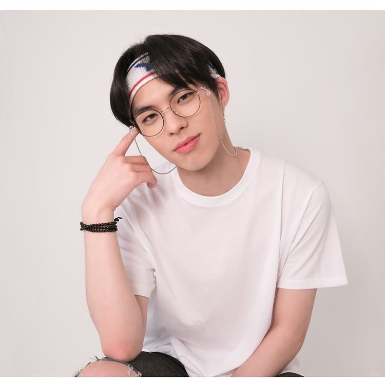 Lee byunggon (bx) -his stage name is bx-BEST LEADER -main rapper -he competed in mixnine and ranked to debut but it was cancelled-he trained in yg for 3 years with seunghun (appeared in ygtb) -part of the silver boys-his fandom name is gonisaurs
