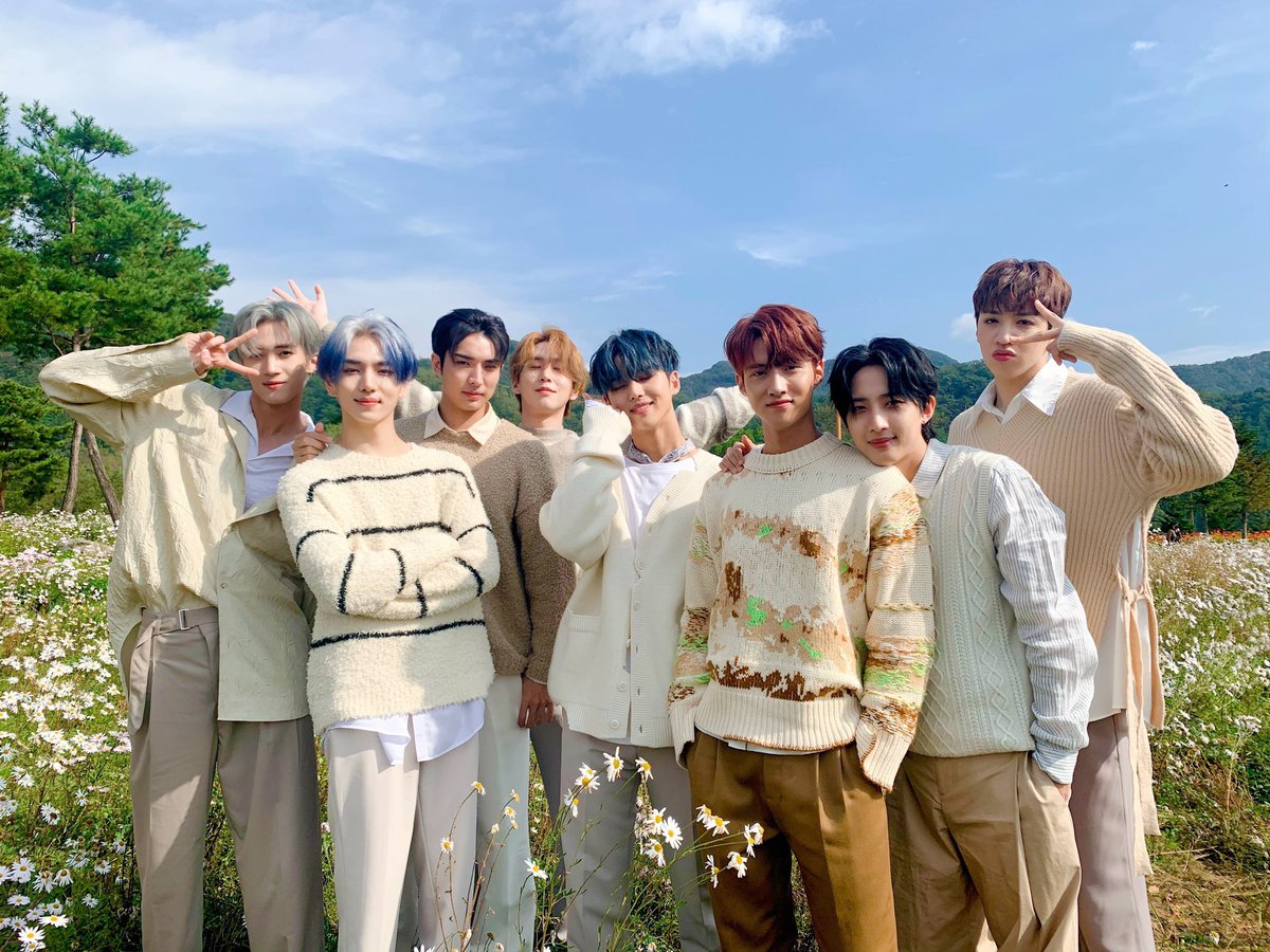 DAILY CHALLENGE for #UNIVERSE
You get to gift Pentagon three things!
1st is a book/movie you own
2nd is most colorful thing you own
3rd something black to the left of you
What are you gifting them? Reply below!
Remember to tag @CUBE_PTG #PENTAGON #펜타곤 https://t.co/Ux0E3TJvDD