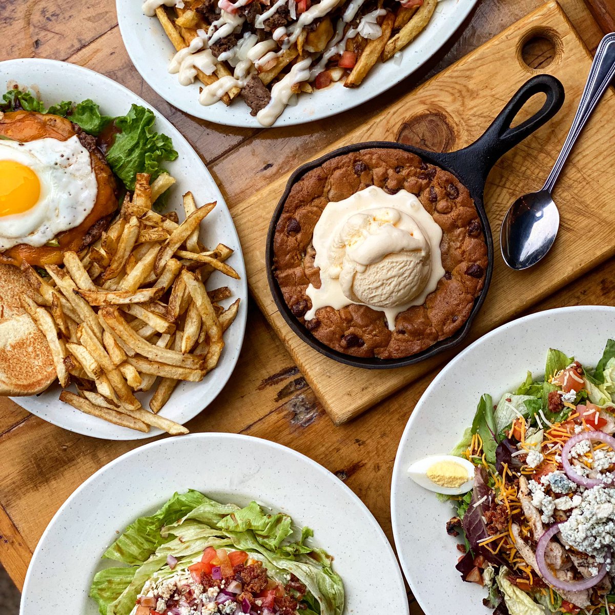 kookycanuck's tweet photo. ARE YOU HUNGRY?
#kookycanuck #memphis #tennessee #cordova #deepdishcookie #donairpoutine #memphisbestburger #dessert #bigfoodbigfun https://t.co/z5nrRSUeHP