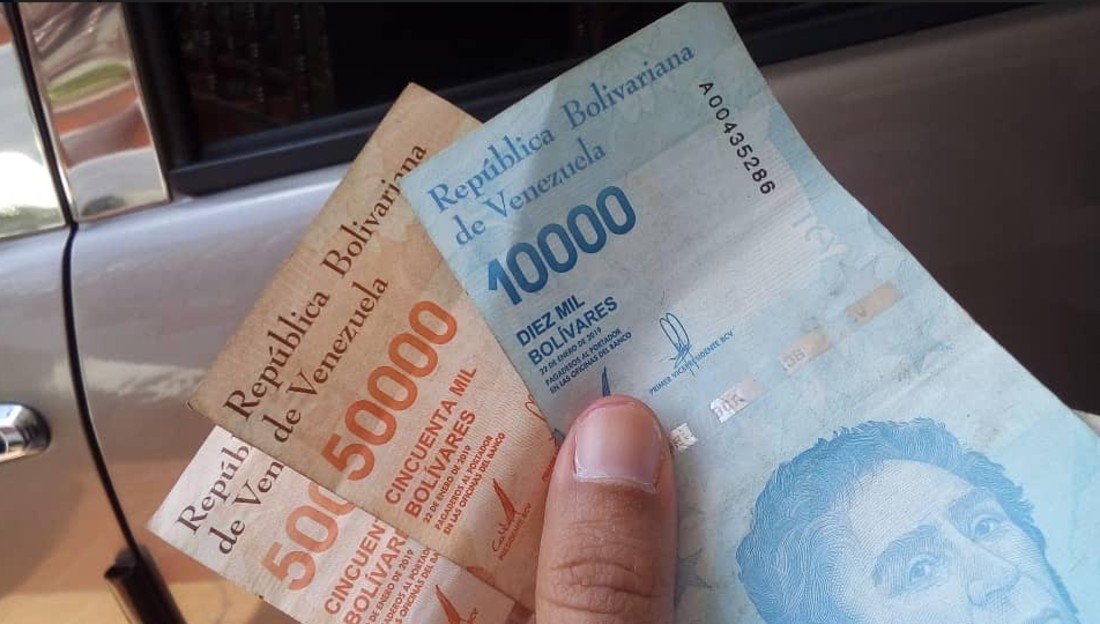 Así será entregado el bono #QuédateEnCasa anunciado por el Gobierno de Maduro, el cual está dirigido a trabajadores independientes registrados en la Plataforma Patria #24oct https://t.co/Yai8UwVHBD https://t.co/TtEKTOqrNi
