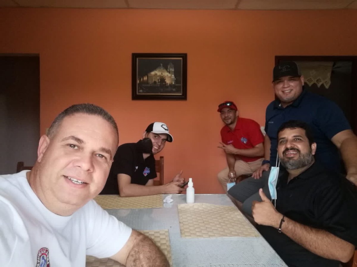 oliverdg19's tweet photo. Las amistades verdaderas son aquellas q no olvidan los buenos momentos,q la distancia no separa y q la maldad no destruye,mis frenes @UrriolaMauro @Pichi014 @Manuelias1187 @bjimenez02 gracias @mitzieli por el almuerzo, celebrando 1/11 adelantado. https://t.co/n0vAZs1Xf8