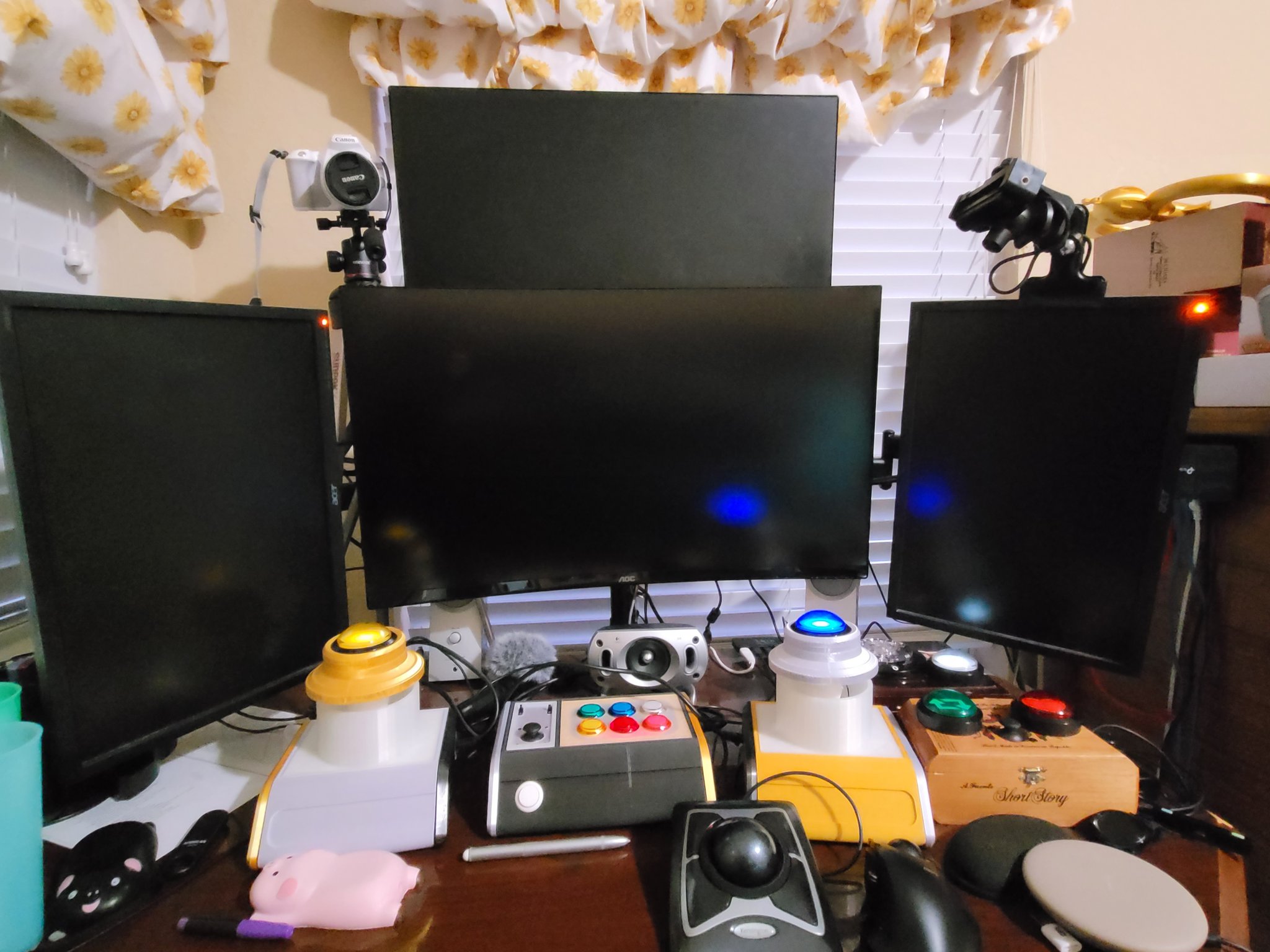 Blick WinkelAX⁉️(H. Anthony Israel) on Twitter "emipokapoka Four monitors... The vertical