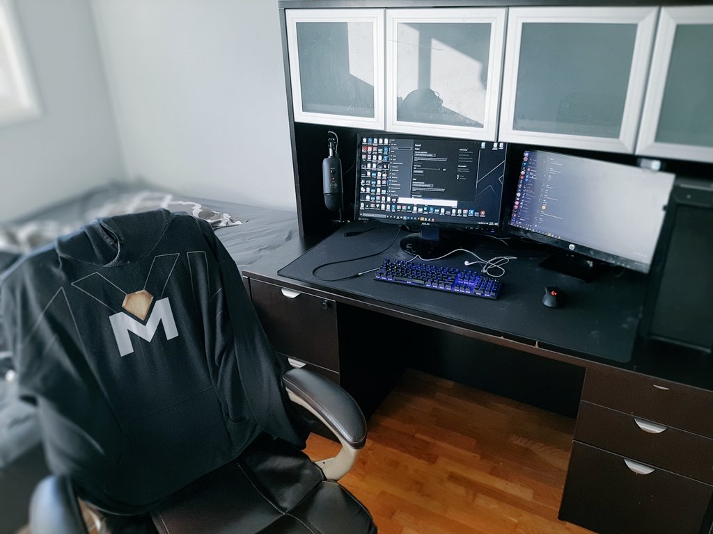 MykFN_'s tweet photo. Ayy! New setup at my new house looking dopey https://t.co/npQw88OTCu