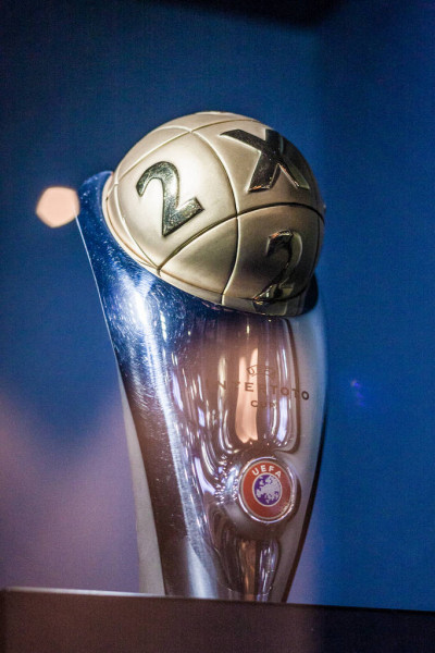 IntertotoCup's tweet photo. The #UICup trophy in all its glory! #IntertotoCup https://t.co/och858vLTQ