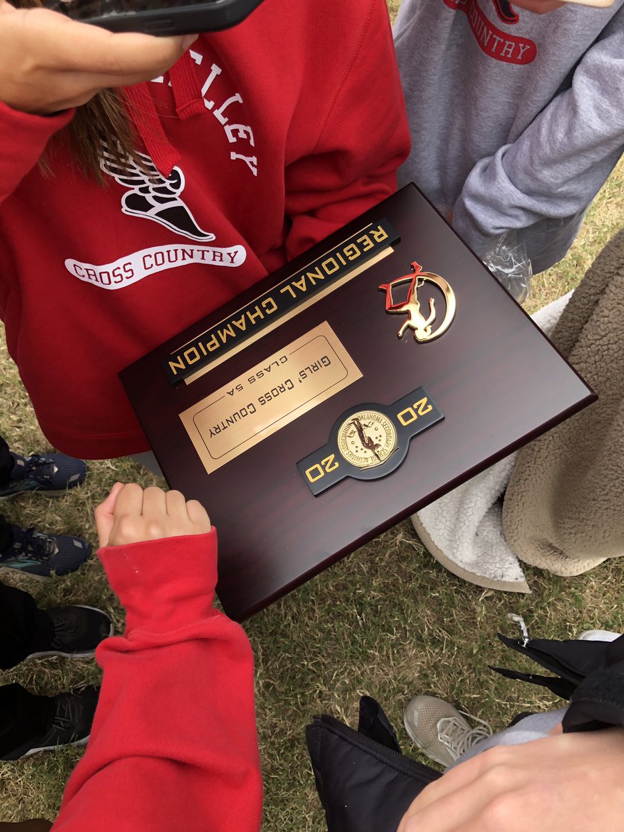 BKGirlsXC's tweet photo. Regional Champions!!  Top finishes Liz (4) Abigail (8) Ella (9) Bella (14) everyone in Top 21. Alex (17) Katelyn (19) Katherine (21). A strong 5A set of teams moving into State. Love the post season 🌈🏆 @AthleticsKelley @runendurook  @OkMileSplit https://t.co/JIM6YtPbcS