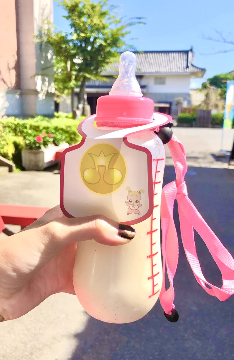 大きめの哺乳瓶…！おジャ魔女どれみから【ハナちゃんの哺乳瓶ミルクセーキ】が映画村で飲めるということです！