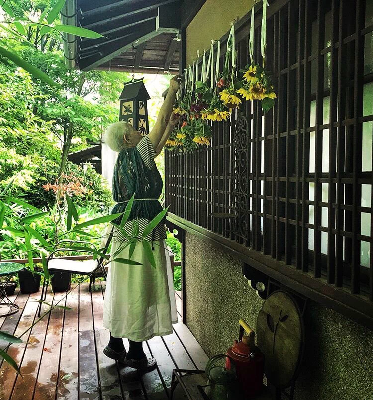 孫が帰省するときは…たくさんの花で家じゅうを埋め尽くして出迎えてくれたお祖母さんがとっても素敵！