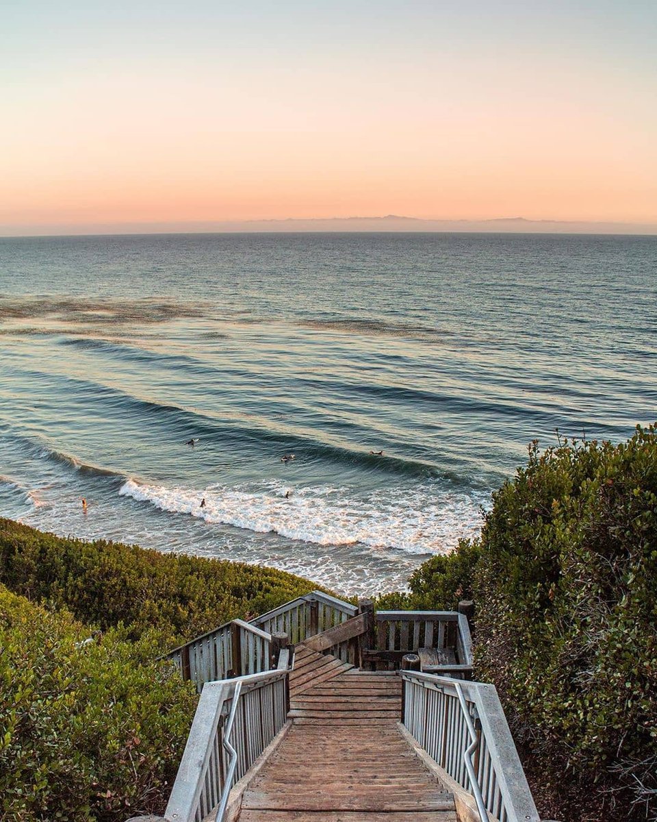 EverydayCa's tweet photo. Steps down to the surf, but what part of California do you think these stairs belong to? Hint: Look at the horizon! PC: @meganandersonphoto #rootedinadventure #everydaycalifonria https://t.co/PHOGst3ilT