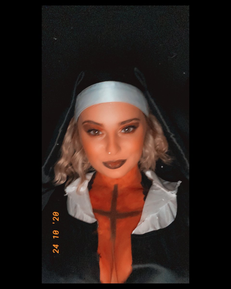 emileebemilee's tweet photo. Just a bitch that loves Halloween https://t.co/Eca4lbdJaI