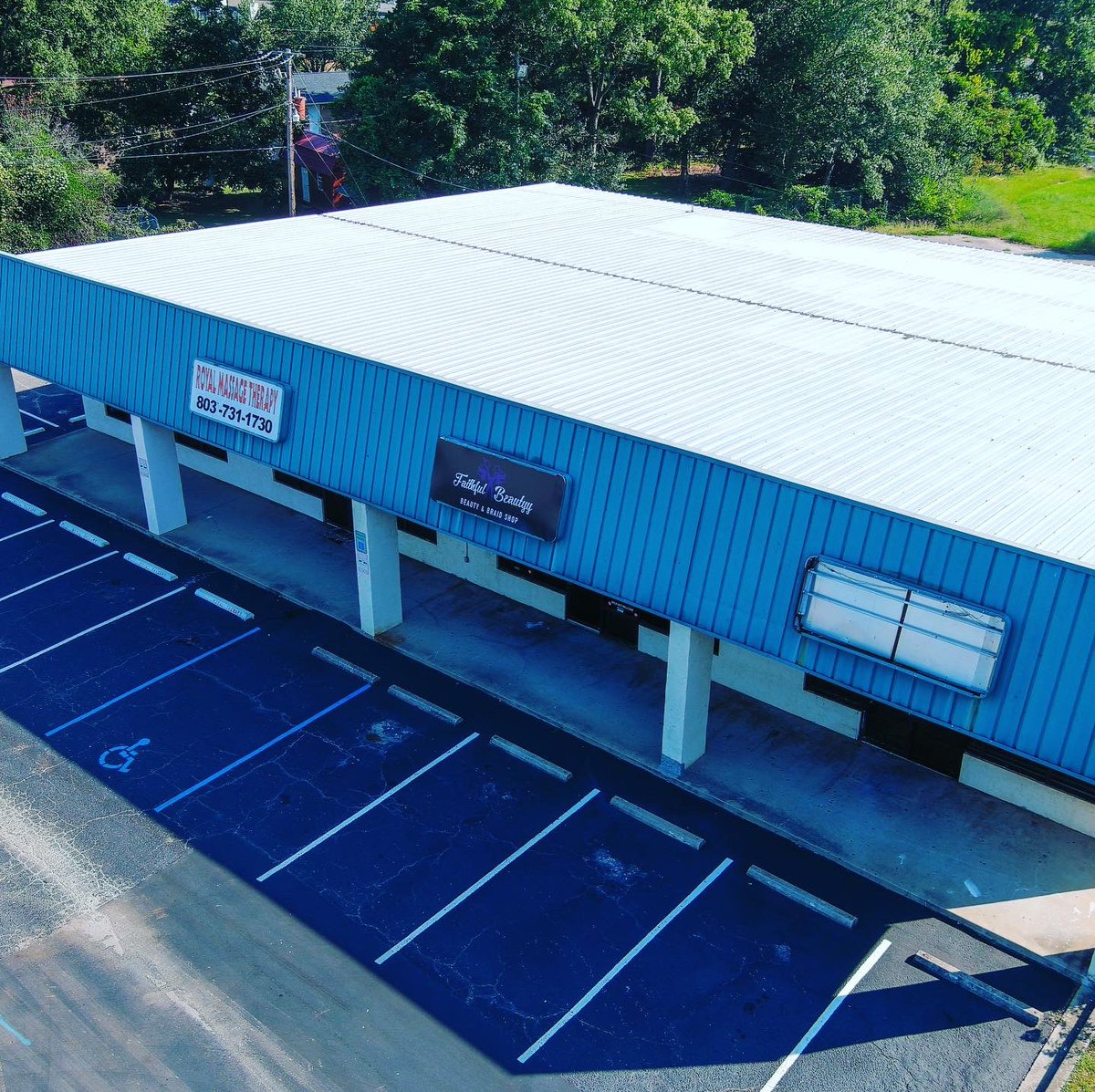 horizon_leasing's tweet photo. Corner Space for lease in Valor plaza Broad River.  

Ideal for Retail, Clothing boutique, Tattoo Shop, Tax Place, Coffee shop, Personal trainer /Gym etc.  Very busy shopping center.  Right by Hwy 20.

Valor Plaza
1431 Rushmore Dr
Columbia, SC 29210

Call Micky at 803-810-0800 https://t.co/bSrTRGtSmH
