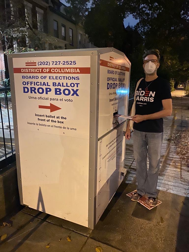 IngMiguelPonce's tweet photo. #AHORA Julián, hijo del amigo #BrianThomson, VOTANDO en uno de los #DropBox en #WashingtonDC. YA hay #récord de votos x correo en estas #EleccionesUSA2020 / @ConvencionUCR @EmbajadaEEUUarg @UCRNacional @AmChamArgentina @UCRCapital https://t.co/26CluvgBEp