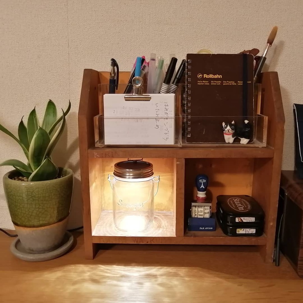 myroomtinyroom's tweet photo. インテリアは試行錯誤。
ペン立てをどうにかしたくて棚に載せてみたものの、なんか違う…🤔
ペン立てそのものを断捨離しようか考え中🤔

#机 #デスク #棚 #shelf #handmadeshelf #ペン立て #penstand https://t.co/i23VEpuhZh https://t.co/2TgHDVHMTy