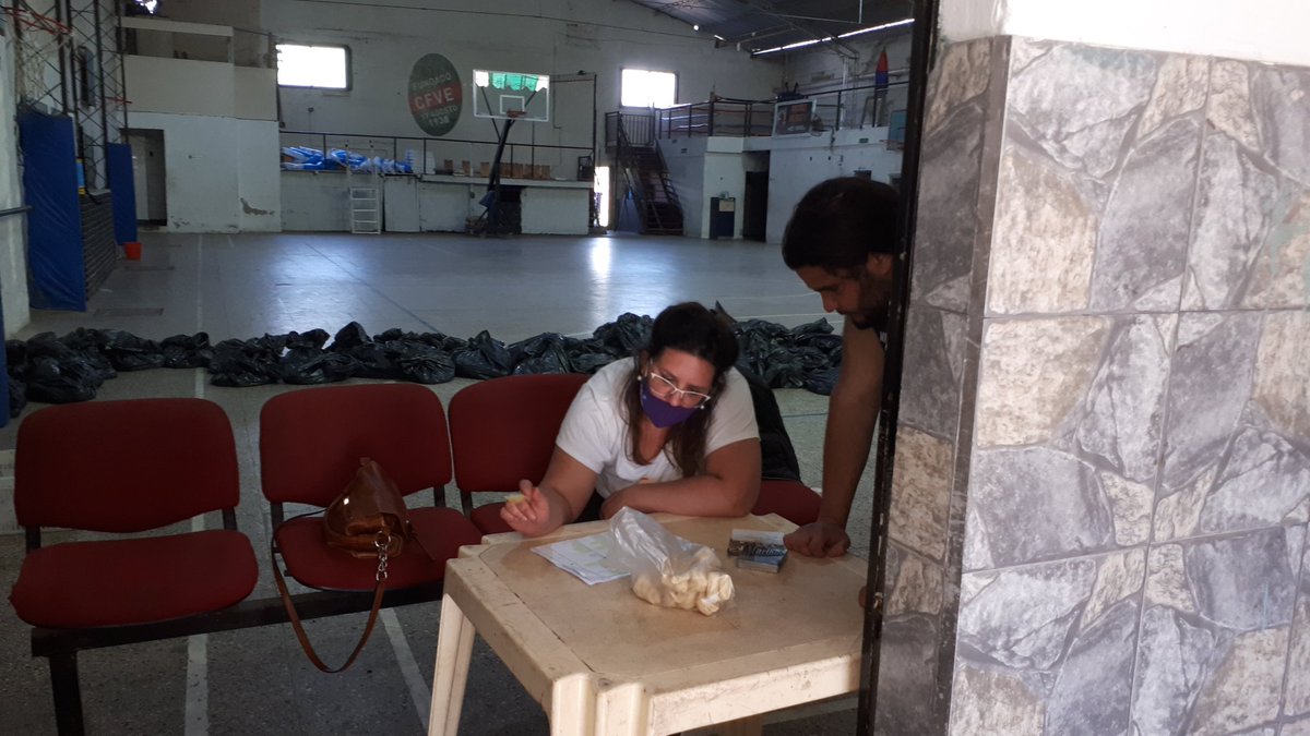 RecavarrenO's tweet photo. Hoy en la entrega de verdura y pollo para las ollas y comedores de #VillaElvira #ComiteDeCrisis 
#ComitePopular @joserarteaga @fsaintout @amartinuzzi @G3ro_k @pablomparente @Andrearf21 @MaryanOrmaechea @YaninaLamberti @nildalujan @JM_Isasi @Lidafidalgo1 @rlafrazia @carloslagana https://t.co/CYQZKOcuWY
