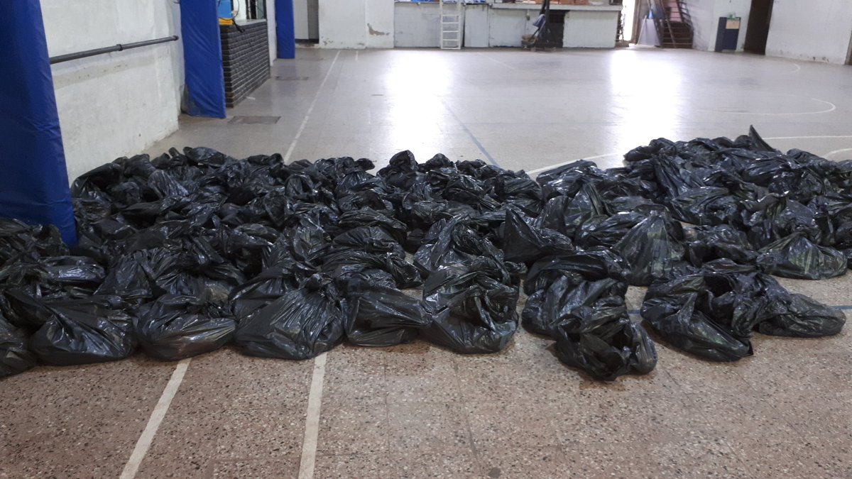 RecavarrenO's tweet photo. Hoy en la entrega de verdura y pollo para las ollas y comedores de #VillaElvira #ComiteDeCrisis 
#ComitePopular @joserarteaga @fsaintout @amartinuzzi @G3ro_k @pablomparente @Andrearf21 @MaryanOrmaechea @YaninaLamberti @nildalujan @JM_Isasi @Lidafidalgo1 @rlafrazia @carloslagana https://t.co/CYQZKOcuWY