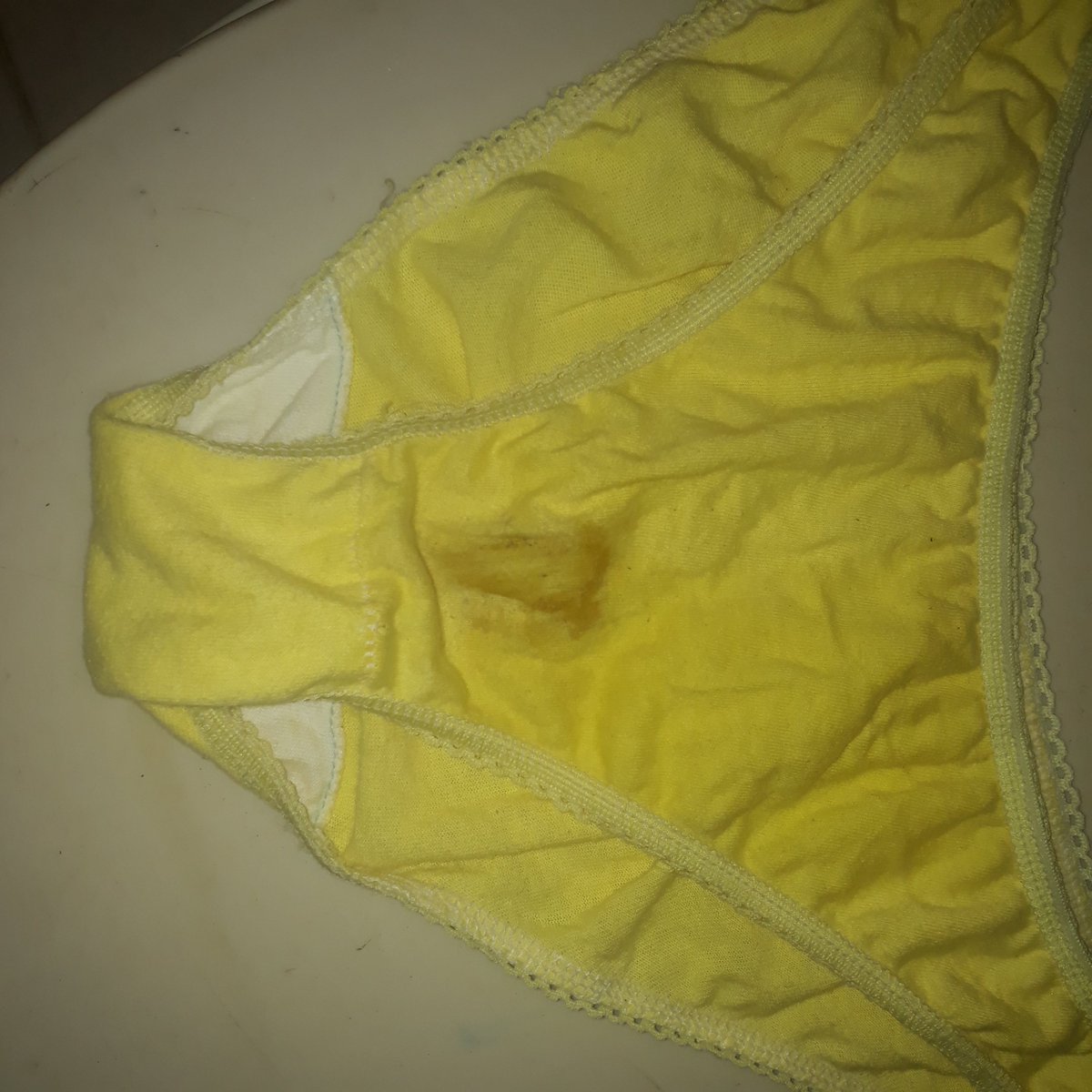 Carlos83223139's tweet photo. Mi cuñada salió de urgencia por dos días y así se quitó su calzon tenía un aroma muy fuerte a culo y panocha https://t.co/TFqhOvmRDI