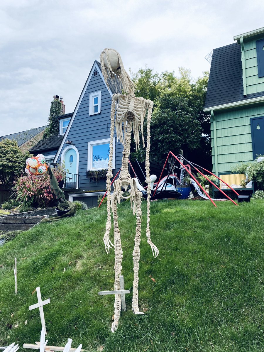 My neighbor’s halloween decorations are legitimately terrifying