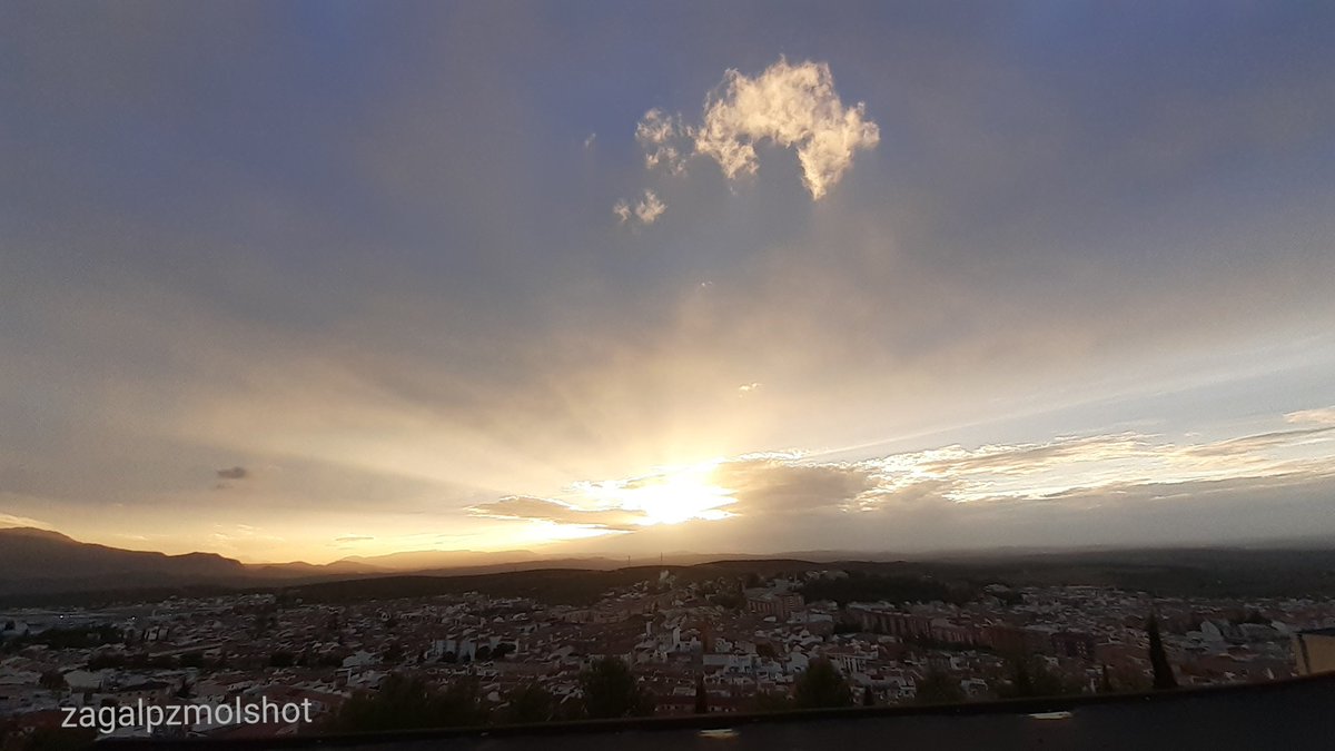JuanCarpzmol's tweet photo. Sunset on wednesday with crepuscular rays @1967fct
@anamaria190977 @bercutero @meteo_fuensanta @javioru @Mariche_C @Beatrizxy @coko9718 @josep_pujol1 @llamp_ @PeinadoArias @mercedeshosg @xusvalencia @HARROW_h @PresumodeMalaga #sunset #sun_rays #rayosdesol #atardecer https://t.co/STSqMRQHNX
