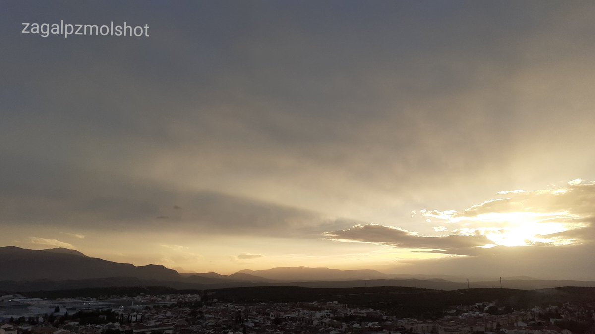 JuanCarpzmol's tweet photo. Sunset on wednesday with crepuscular rays @1967fct
@anamaria190977 @bercutero @meteo_fuensanta @javioru @Mariche_C @Beatrizxy @coko9718 @josep_pujol1 @llamp_ @PeinadoArias @mercedeshosg @xusvalencia @HARROW_h @PresumodeMalaga #sunset #sun_rays #rayosdesol #atardecer https://t.co/STSqMRQHNX