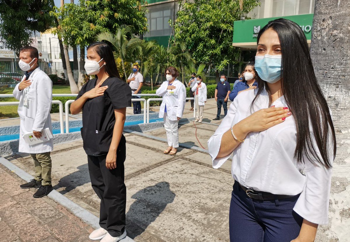 ImssSinaloa's tweet photo. Personal del #IMSSsinaloa guarda un minuto de silencio por quien ha perdido la vida a causa del COVID-19 y brinda un minuto de aplausos para el personal de salud que nos cuida y para quien hoy luchan contra esa enfermedad. 👏
#IMSSsinaloa #IMSSsolidario #24deOctubre https://t.co/8D6dZ8yLni