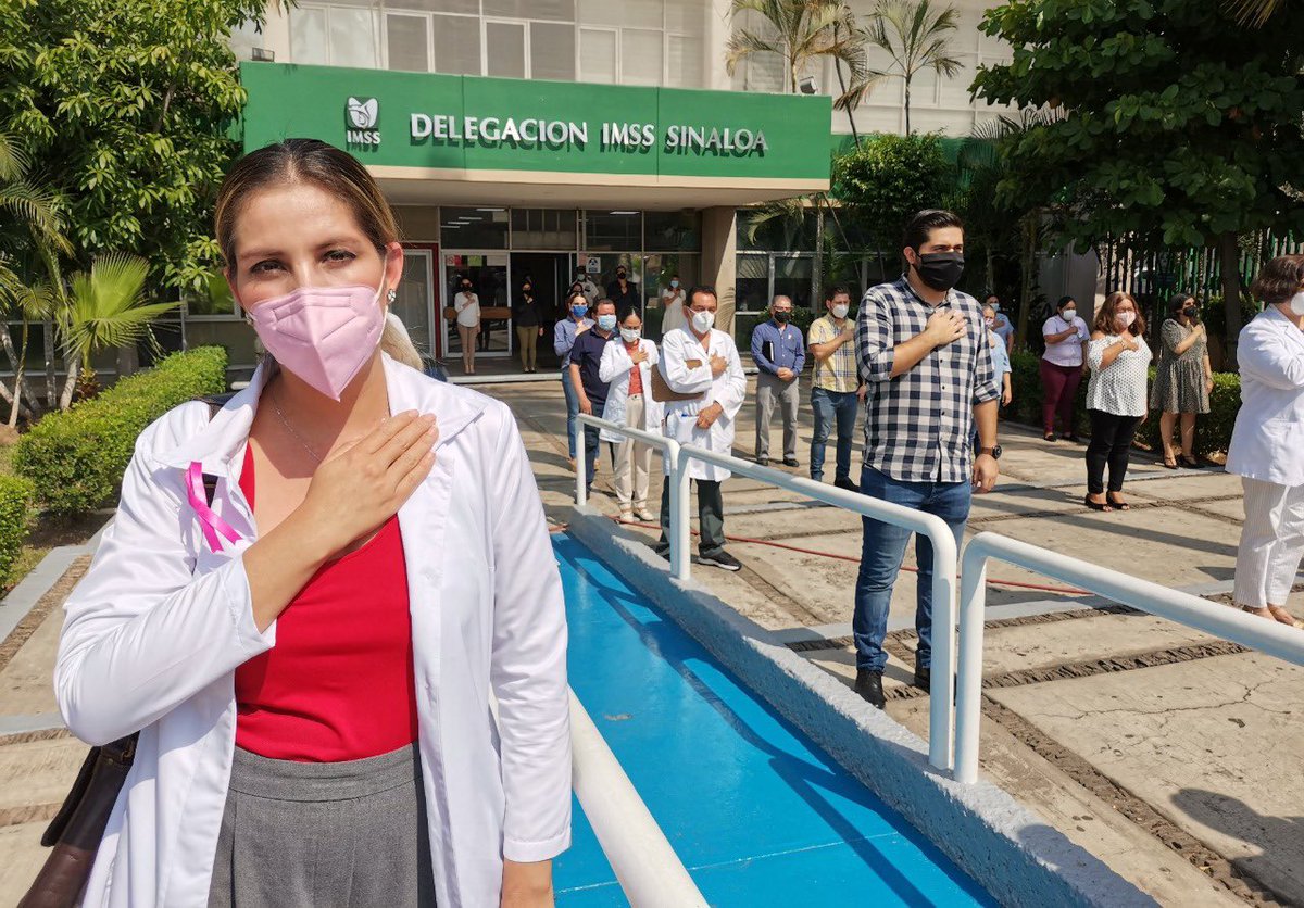ImssSinaloa's tweet photo. Personal del #IMSSsinaloa guarda un minuto de silencio por quien ha perdido la vida a causa del COVID-19 y brinda un minuto de aplausos para el personal de salud que nos cuida y para quien hoy luchan contra esa enfermedad. 👏
#IMSSsinaloa #IMSSsolidario #24deOctubre https://t.co/8D6dZ8yLni