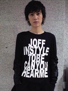 kyuhyun just standing there and looking like the frontman of an emo band from the 00s, a thread