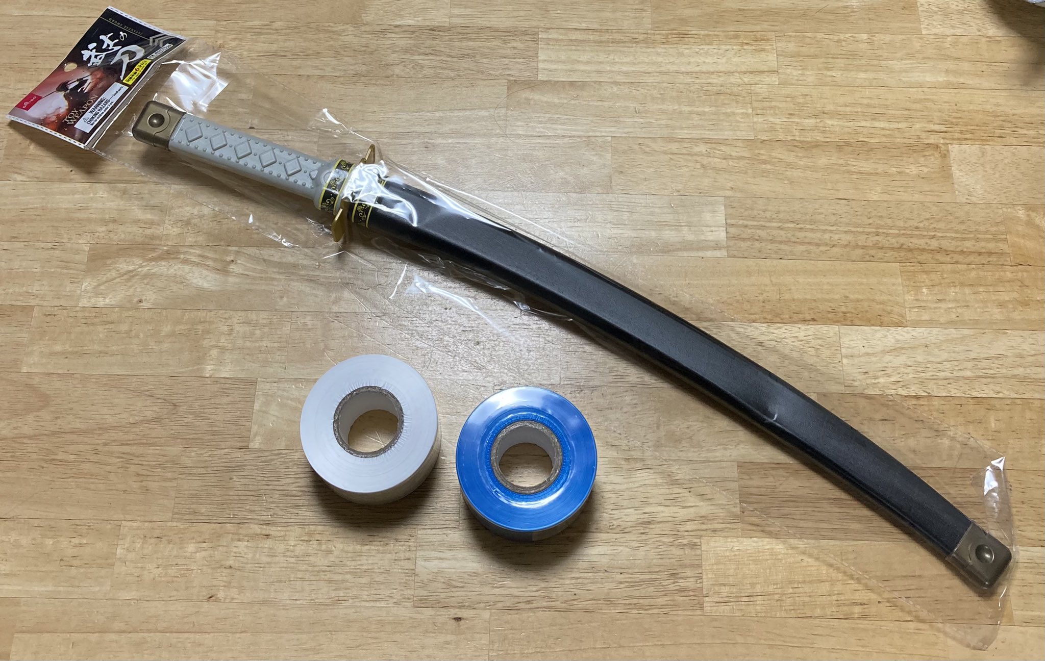 画像 100均ショップでおもちゃの刀と平巻テープ すずらんテープ の青と白を買ってくる 刀身にテープを長めに貼りつける 鬼滅の刃 ちょっとだけdx日輪刀 の完成 まとめダネ 画像 100均ショップでおもちゃの刀と平巻テープ すずらんテープ の青と白を買ってくる 刀身にテープを長めに貼りつける 鬼滅の刃 ちょっとだけdx日輪刀 の完成 まとめダネ