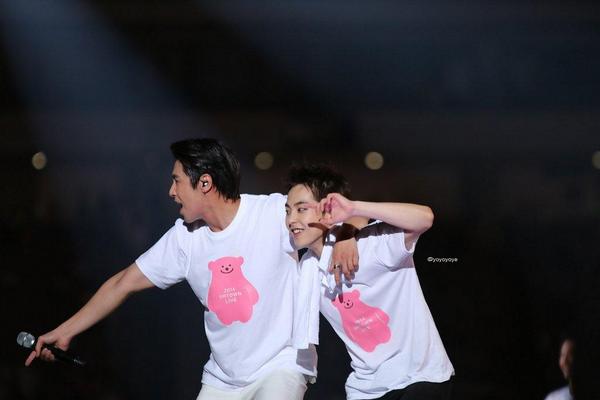 5) then in 2014!! minseok got the chance to perform in smtown con with tvxq and cm even hugged him! (i know this thread is about minseok privilege but cm privilege to hug minseok... :( also, look at the 2nd pic, minseokie holding cm's hand :<