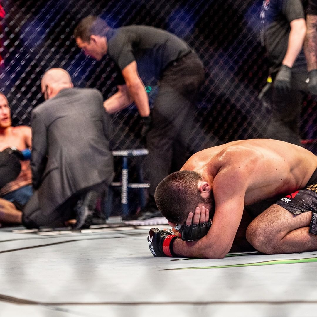 CopyPaste_7's tweet photo. Belum bisa move on, @TeamKhabib sosok manusia biasa yang memiliki kemampuan dan integritas yang luar biasa. Hebat tapi tak merasa hebat! Perkasa di octagon, rendah diluar. Dia telah mengajarkan kepada kita arti sebuah kehidupan, dan betapa harusnya kita hormati orang tua. #UFC254 https://t.co/W65zJLf0gd