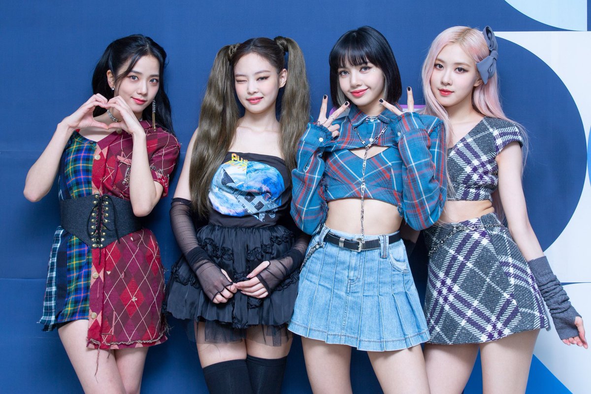 BPFB_IGUpdates's tweet photo. #BLACKPINK ￼will perform today on Inkigayo at 3:30 PM KST (2:30 PM PST)

Streaming link:
🔗 https://t.co/hRmlFExuoP

#BLACKPINK #블랙핑크 #JISOO #지수 #JENNIE #제니 #ROSÉ #로제 #LISA #리사 @BLACKPINK https://t.co/3qBKkFO2Ps