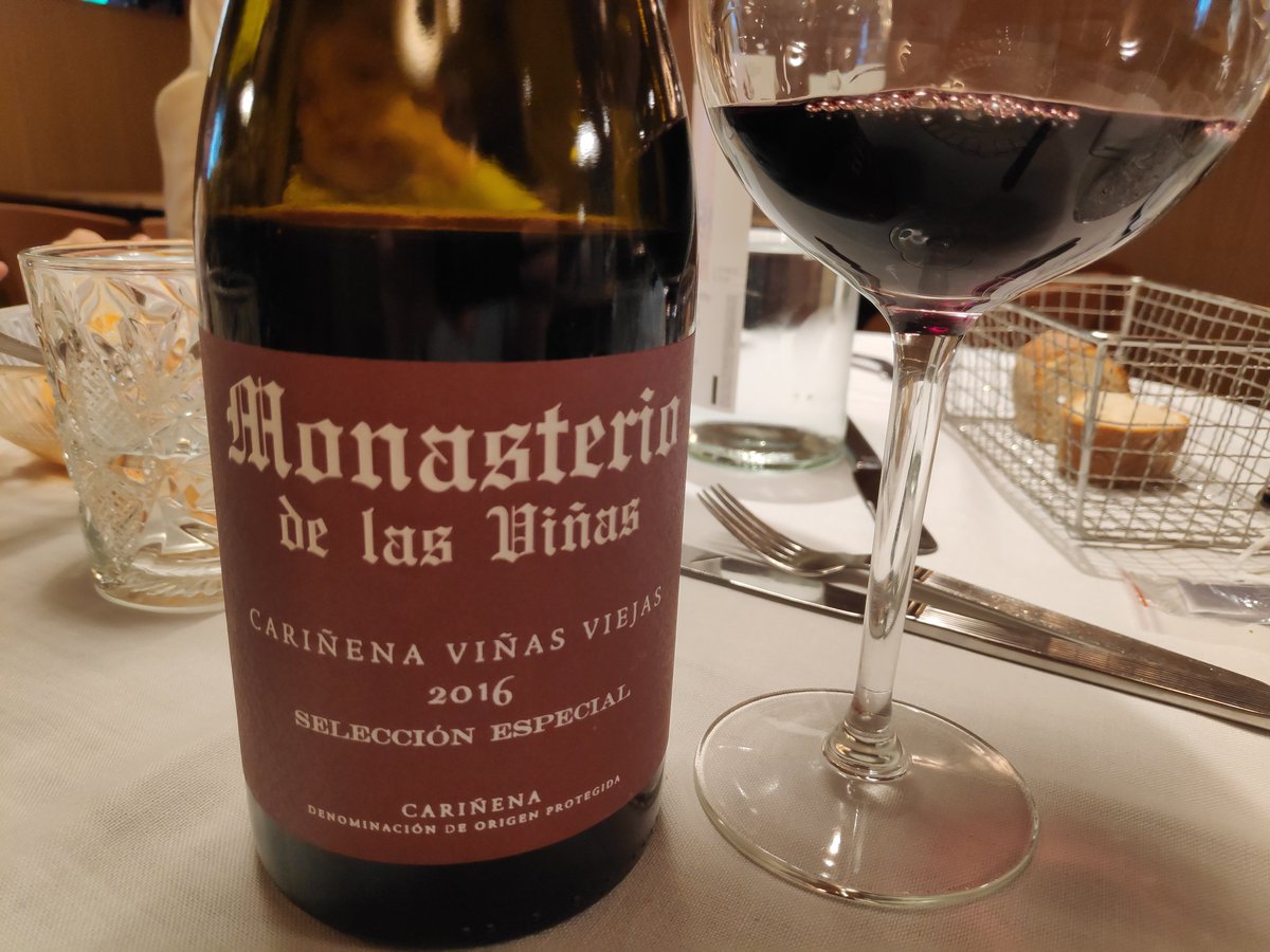 dherrero81's tweet photo. Ayer tuvimos la suerte de disfrutar de este espectacular #Monasteriodelasviñas #oldwine #garnacha cepas viejas de @GrandesVinos_CA  @vino_piedras @VinosCarinena . No defrauda en absoluto.👏🏻👌🏻🤗 https://t.co/SJMQES55CJ