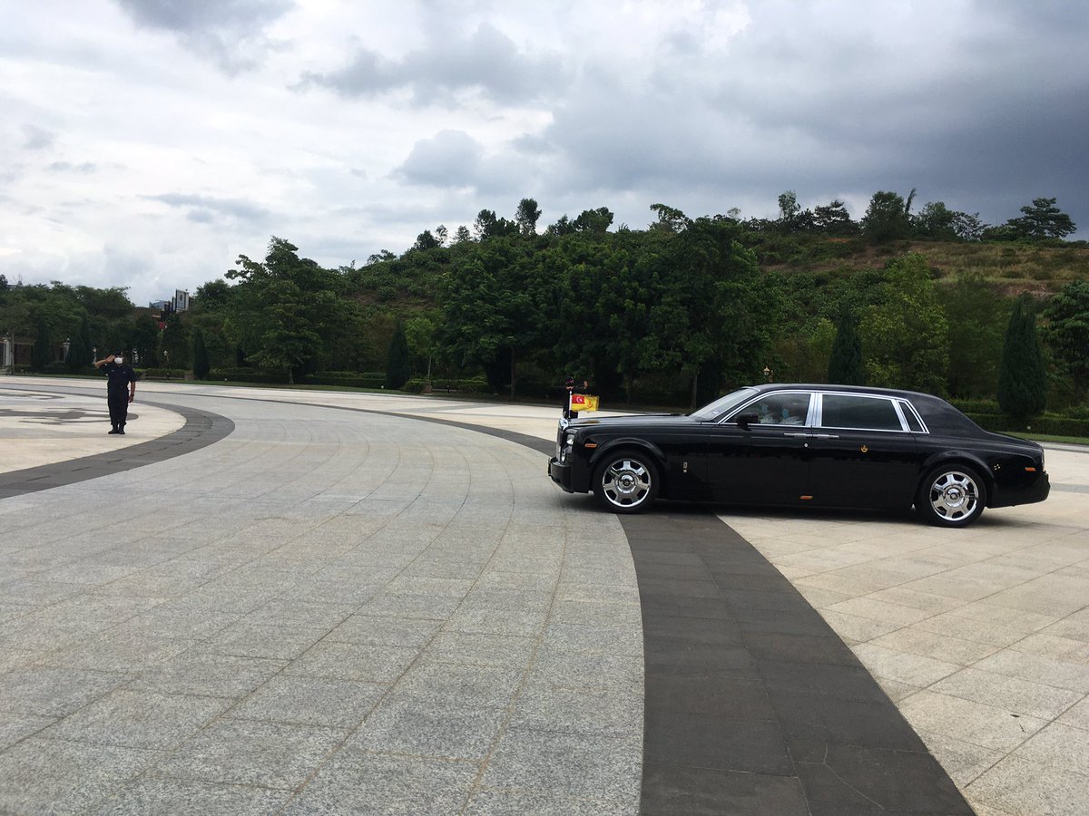Kenderaaan membawa Sultan Selangor, Sultan Sharafuddin Idris Shah dilihat tiba memasuki Istana Negara pada jam 2.14 petang tadi.  @501Awani  #AWANInews  #PolitikMalaysia