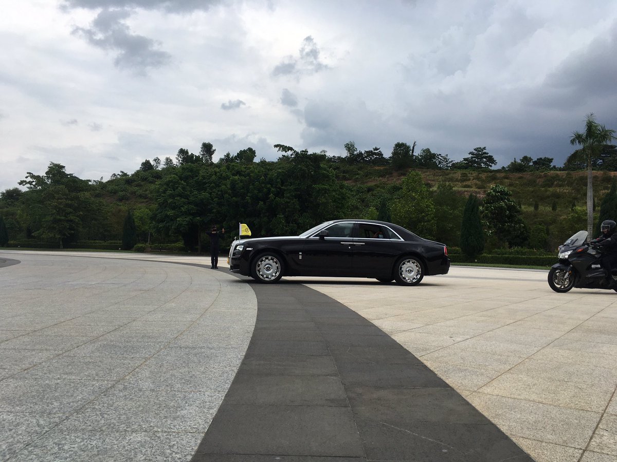 Sultan Kedah, Al Aminul Karim Sultan Sallehuddin Sultan Badlishah tiba di Istana Negara kira-kira jam 2.18 petang. Baginda sempat melambai tangan kepada petugas media.  #PolitikMalaysia  #AWANInews  @501Awani