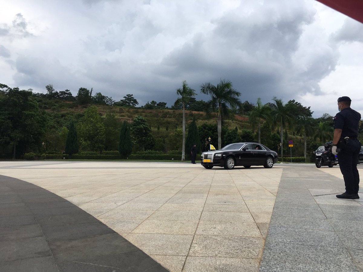 Kenderaan membawa kerabat diraja Terengganu tiba di Istana Negara kira-kira jam 2.20 petang. Difahamkan Sultan Terengganu Sultan Mizan Zainal Abidin berada dalam kenderaan tersebut.  #PolitikMalaysia  #AWANInews  @501Awani