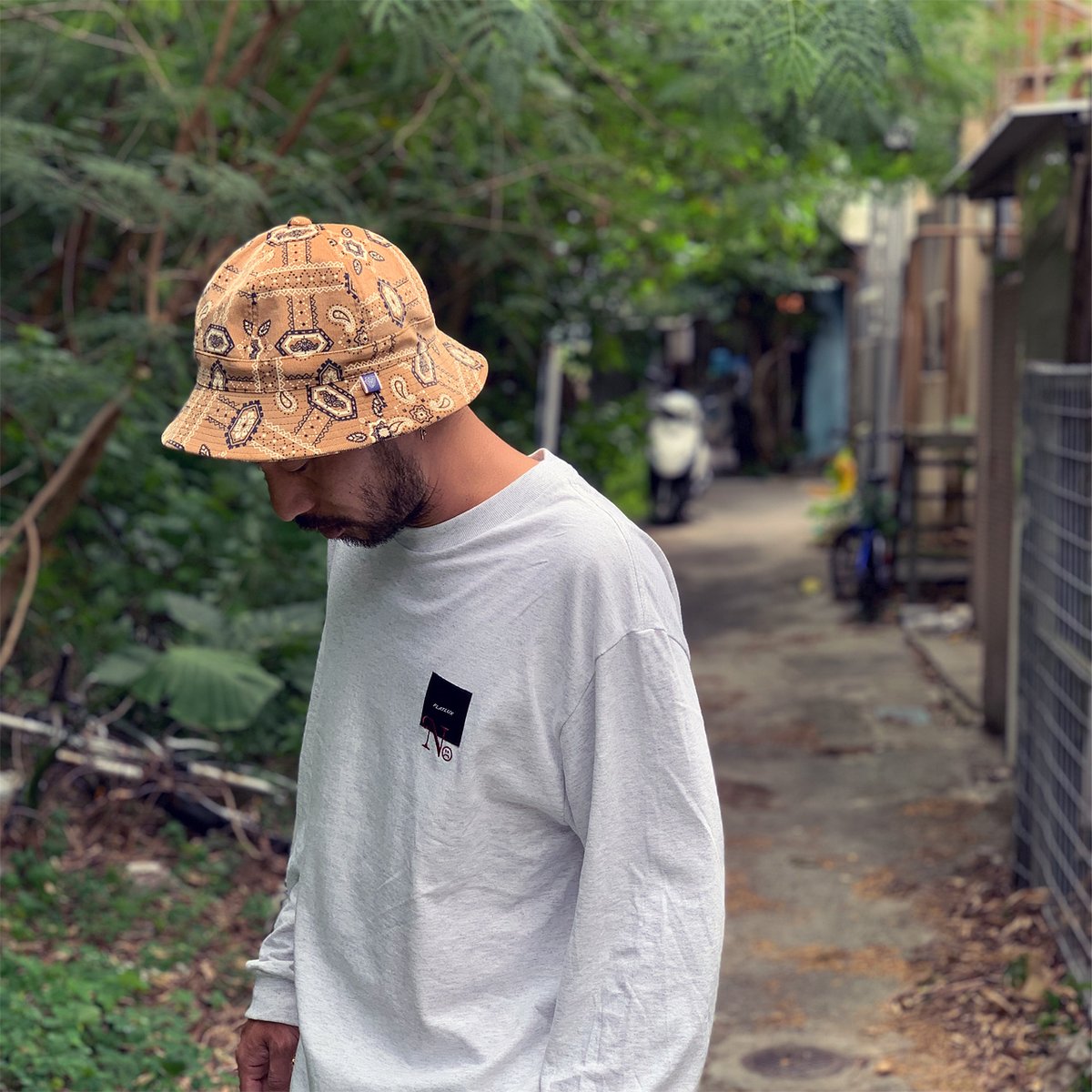 DLheadwear's tweet photo. 秋冬のアクセントに最適なメトロハットが登場。ペイズリー柄でコーデュロイ、色合いも最高。若干大きめのワンサイズですが、ライニングの裏にアジャスターがついているのでギャルちゃんやダンサーも安心。キレイなシルエットになるようにシェイプにもこだわったMade in Japan。https://t.co/RXfH0oXqsj https://t.co/CYeHI7pX6P