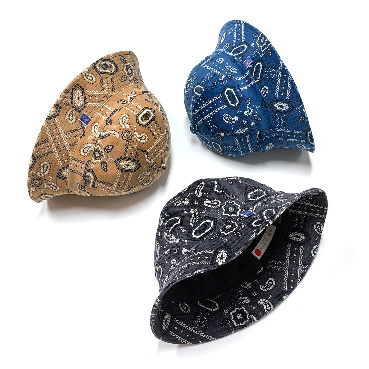 DLheadwear's tweet photo. 秋冬のアクセントに最適なメトロハットが登場。ペイズリー柄でコーデュロイ、色合いも最高。若干大きめのワンサイズですが、ライニングの裏にアジャスターがついているのでギャルちゃんやダンサーも安心。キレイなシルエットになるようにシェイプにもこだわったMade in Japan。https://t.co/RXfH0oXqsj https://t.co/CYeHI7pX6P