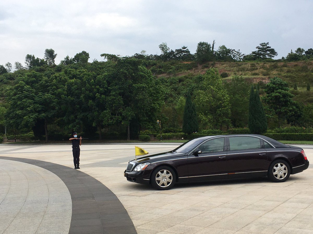Sultan Perak, Sultan Nazrin Muizzuddin Shah dilihat yang terakhir tiba berangkat ke Istana Negara sebentar tadi.  @501Awani  #PolitikMalaysia  #AWANInews