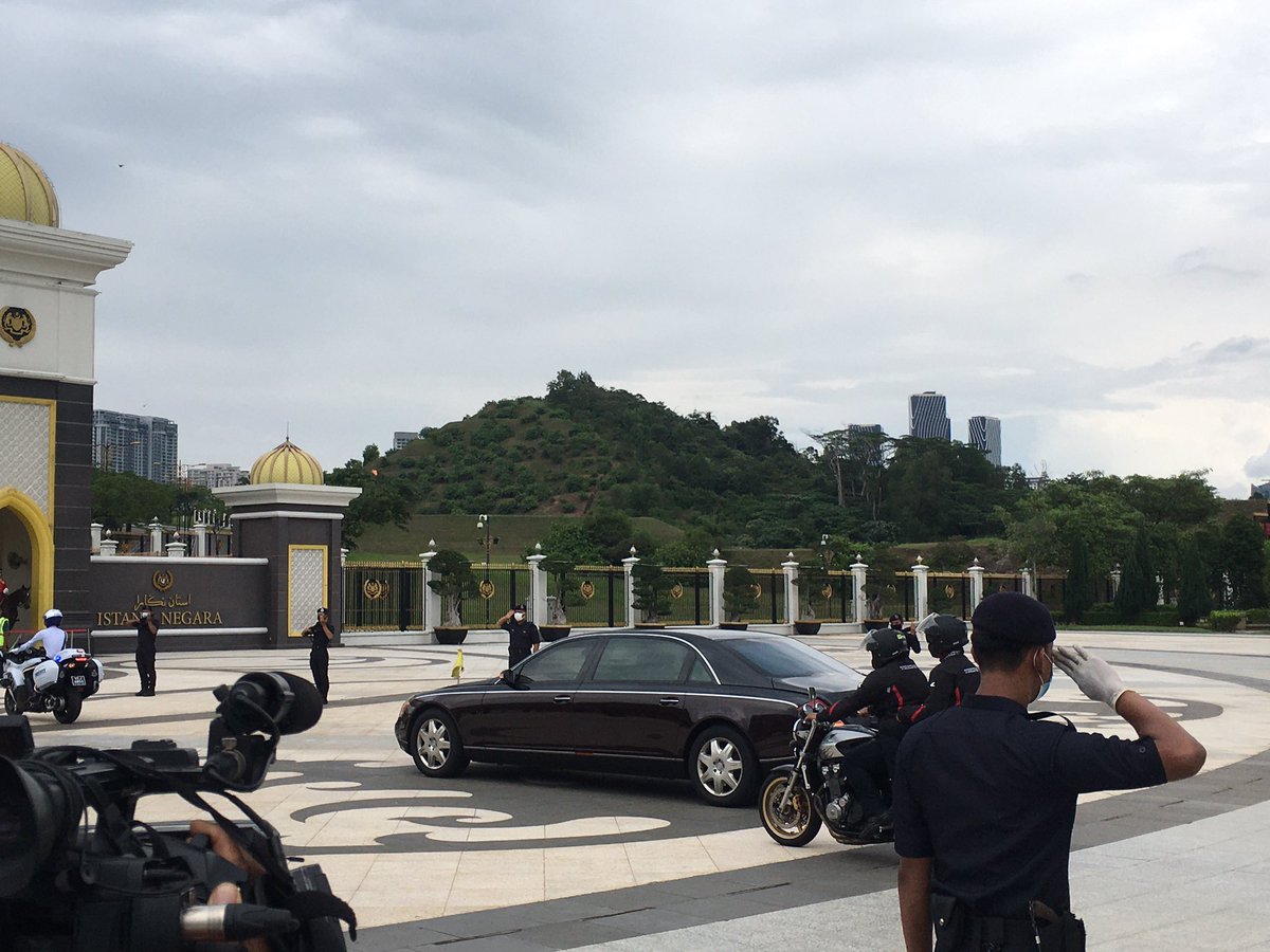 Sultan Perak, Sultan Nazrin Muizzuddin Shah dilihat yang terakhir tiba berangkat ke Istana Negara sebentar tadi.  @501Awani  #PolitikMalaysia  #AWANInews