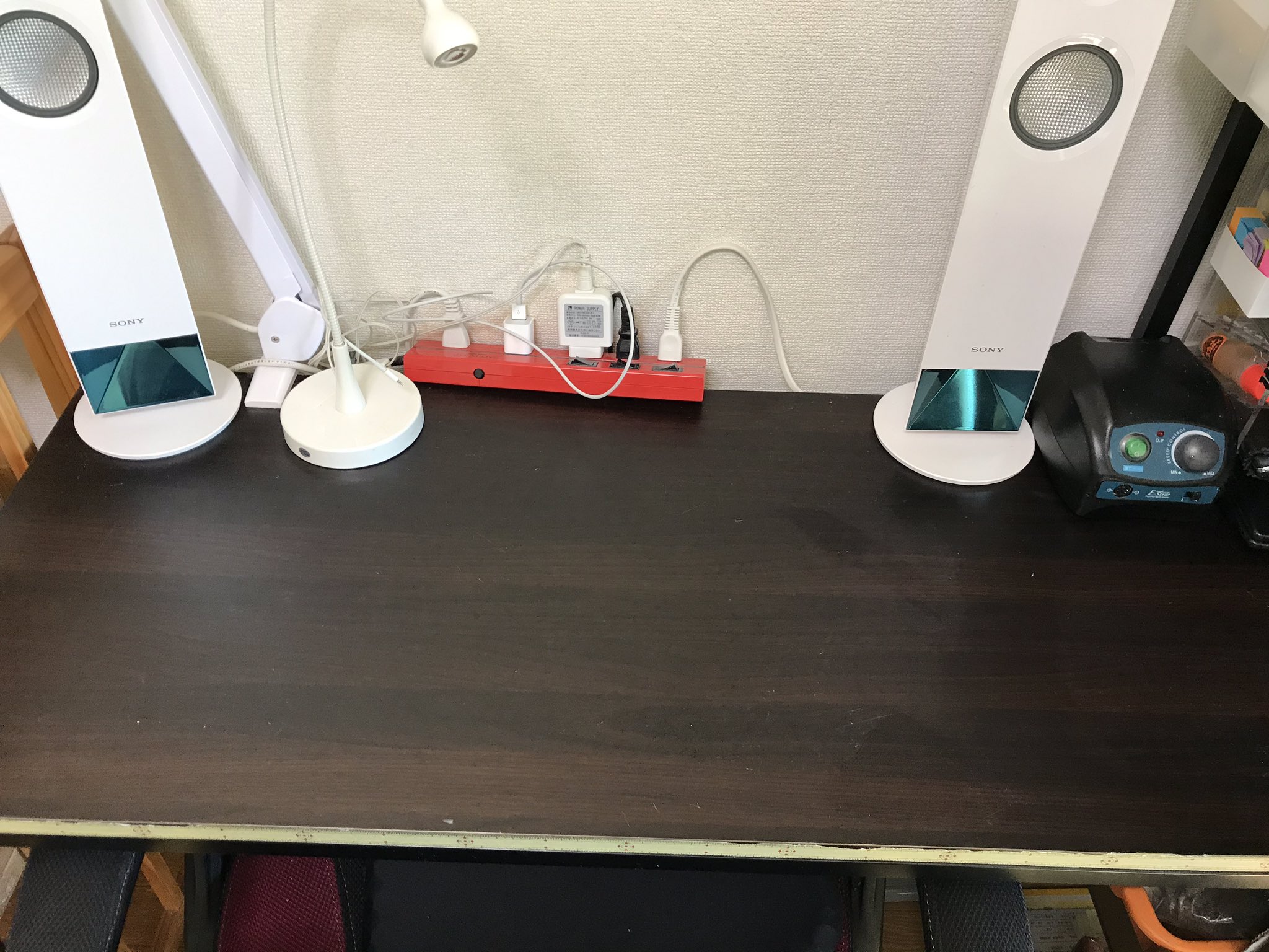 Reboot のんびり進行 3 机の上には物はなくなったよ そのかわり ダイニングテーブル使えないレベルで物いっぱいだ こここから片付け本番 あとスピーカー邪魔 他に置き場が無い 机 の端に貼ってるのは物差し柄マスキング