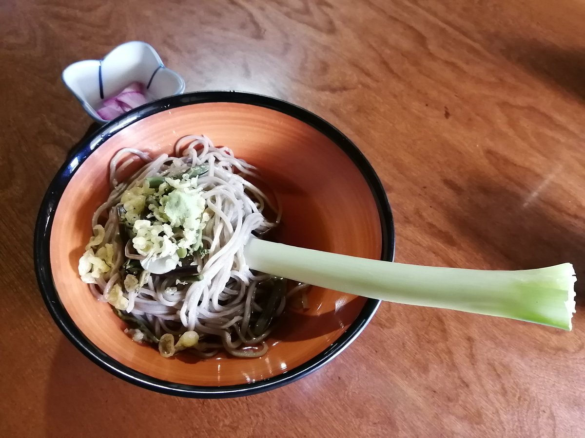 gate109's tweet photo. そばもうまいけど、ネギもかじると美味いことを初めて知った
#大内宿 #ネギそば https://t.co/9V8wEHUzuR