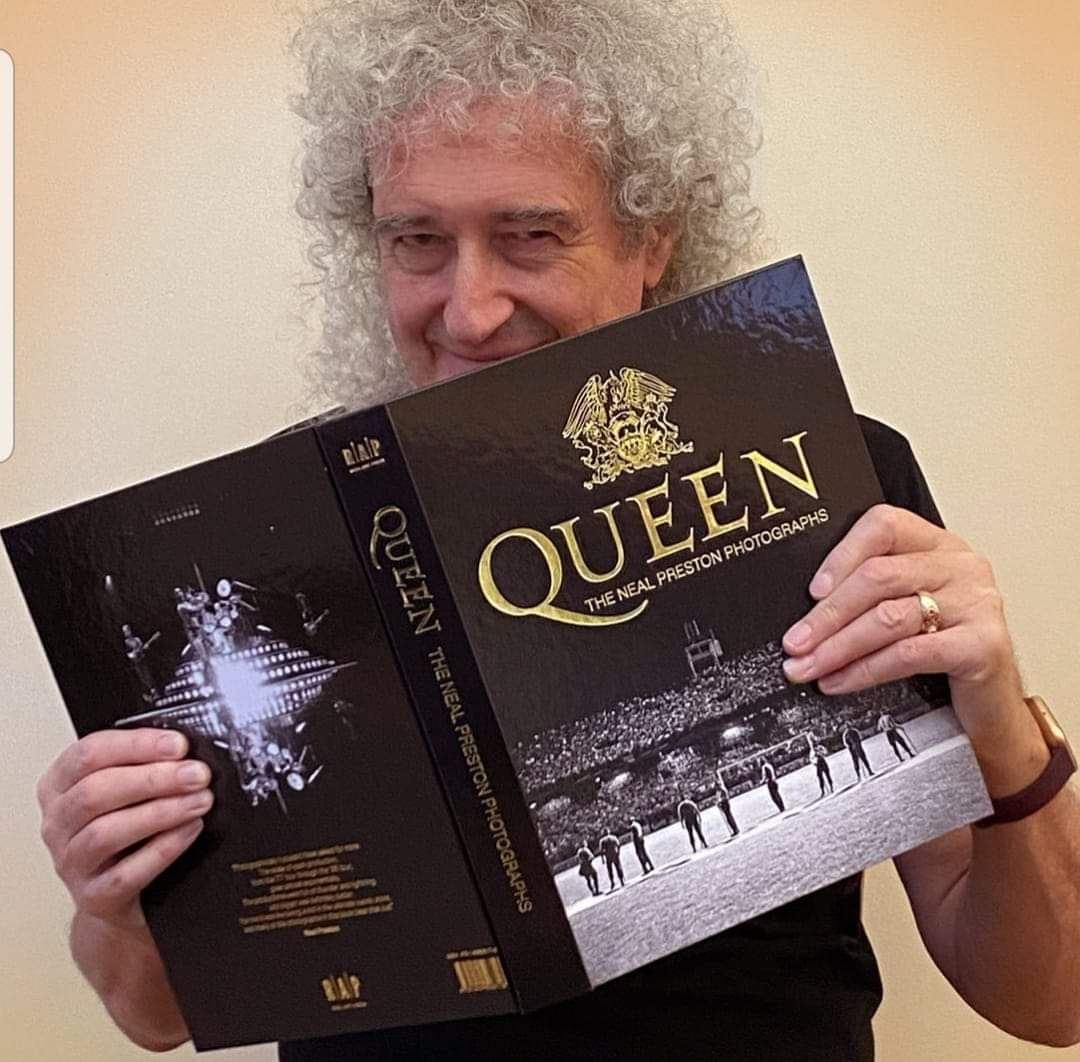 Bryan May, el libro y la portada con el gigante.  Todo dicho. 🎸 💛💙💛💙⭐👏👏👏👏👏