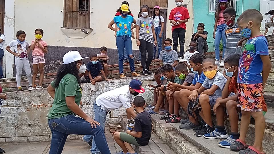 guerrillaobrer9's tweet photo. #24Oct 
#Hoy actividad ambiental y recreaciónal en la Plazoleta de #LaGuaira.

@d_guzmanl  junto a los jóvenes   Sembrando árboles Uva de Playa y Almendron.

@PartidoPSUV 
@CCDariovivas 
@nicmaduroguerra 
@taniapsuv 

#SimulacroGarantiaDePaz 
#VenVamosJuntos6D 
#DivaPalaAsamblea https://t.co/A9ihSgPBWC