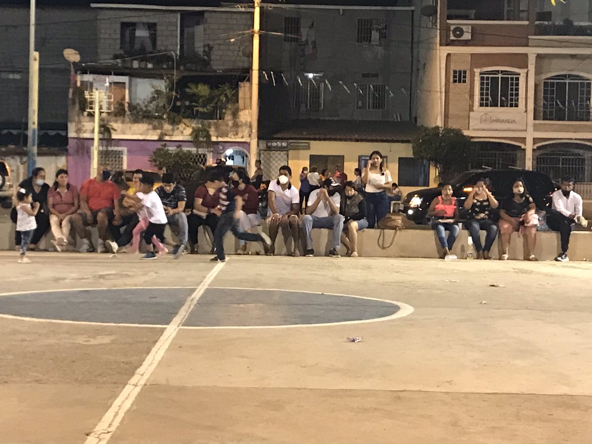JonnathanJayaEc's tweet photo. ANIVERSARIO | Celebramos junto a los moradores de La Ciudadela Los Girasoles sus 35 años. Un saludo a sus vecinos y a la directiva por sus gestiones. Excelente organización de sus fiestas 👏🏼👏🏼👏🏼 ¡Viva La Ciudadela Los Girasoles!!! ¡Viva su gente buena y trabajadora!!! https://t.co/VmzcitWRxh